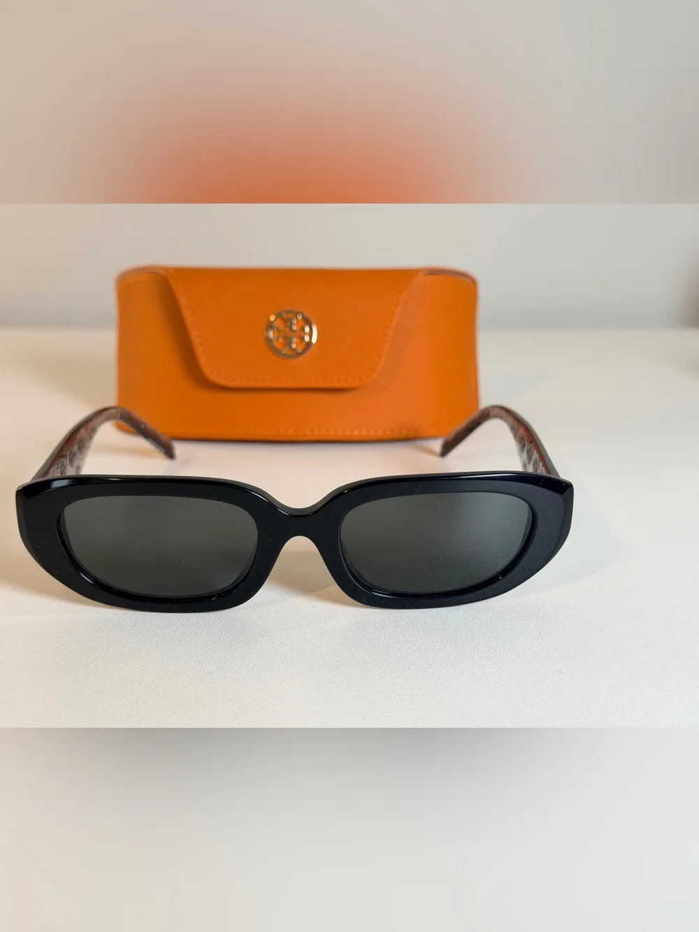 Tory Burch-New  black rectangle, sunglasses logo, temples, black frame gray logo